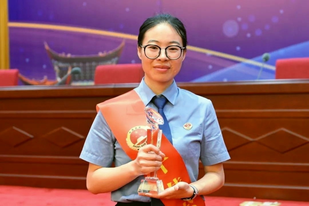 捷報！！易門縣院干警范青青同志斬獲“云南省十佳公訴人”榮譽稱號！